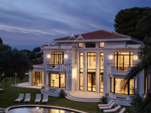 Villa neuve de 404m² avec piscine et jardin à Cap d'Antibes, vue extérieure au crépuscule.