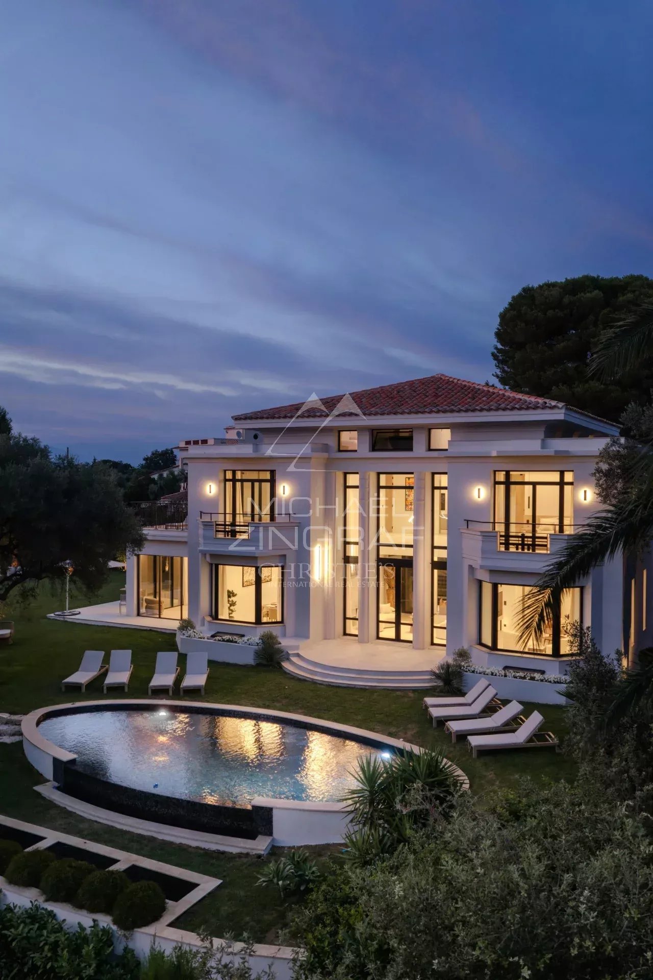 Villa neuve à Cap d’Antibes Villa neuve de 404m² avec piscine et jardin à Cap d'Antibes, vue extérieure au crépuscule.