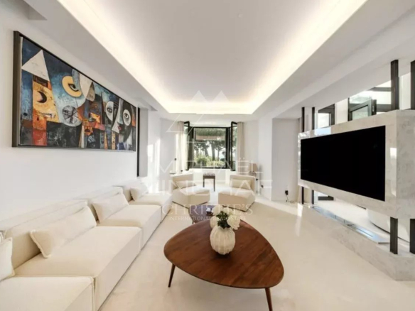 Intérieur moderne d'une villa neuve avec salon lumineux et décoration contemporaine.