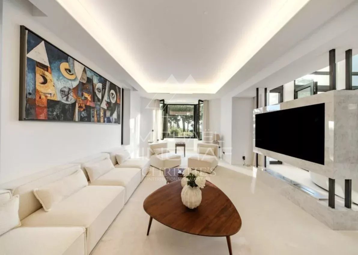 Intérieur d’une villa neuve à Antibes Intérieur moderne d'une villa neuve avec salon lumineux et décoration contemporaine.