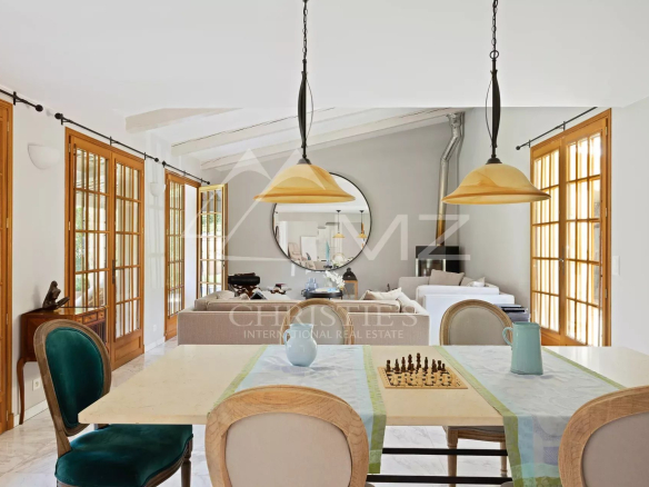 Interior of a villa in Cap d'Antibes with a bright dining room and living room.