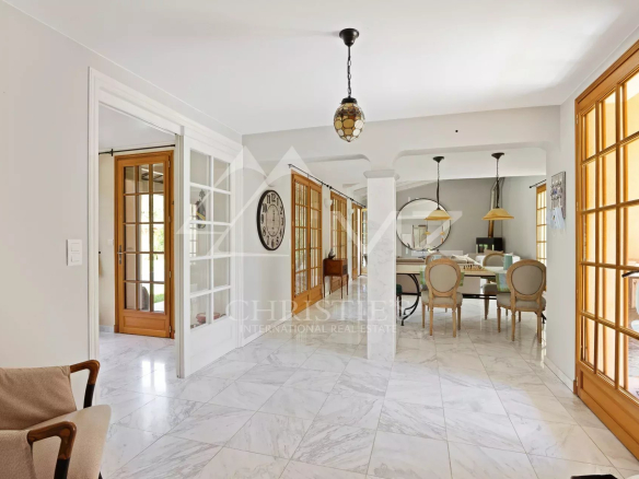 Interior of a villa in Cap d'Antibes, with a bright living room and an elegant dining room.