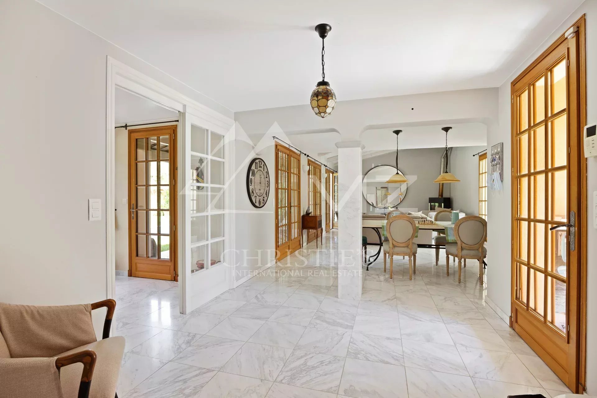 Interior of the villa in Cap d'Antibes Interior of a villa in Cap d'Antibes, with a bright living room and an elegant dining room.