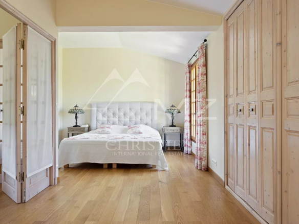 Room in a villa in Cap d'Antibes with a double bed and wooden furniture