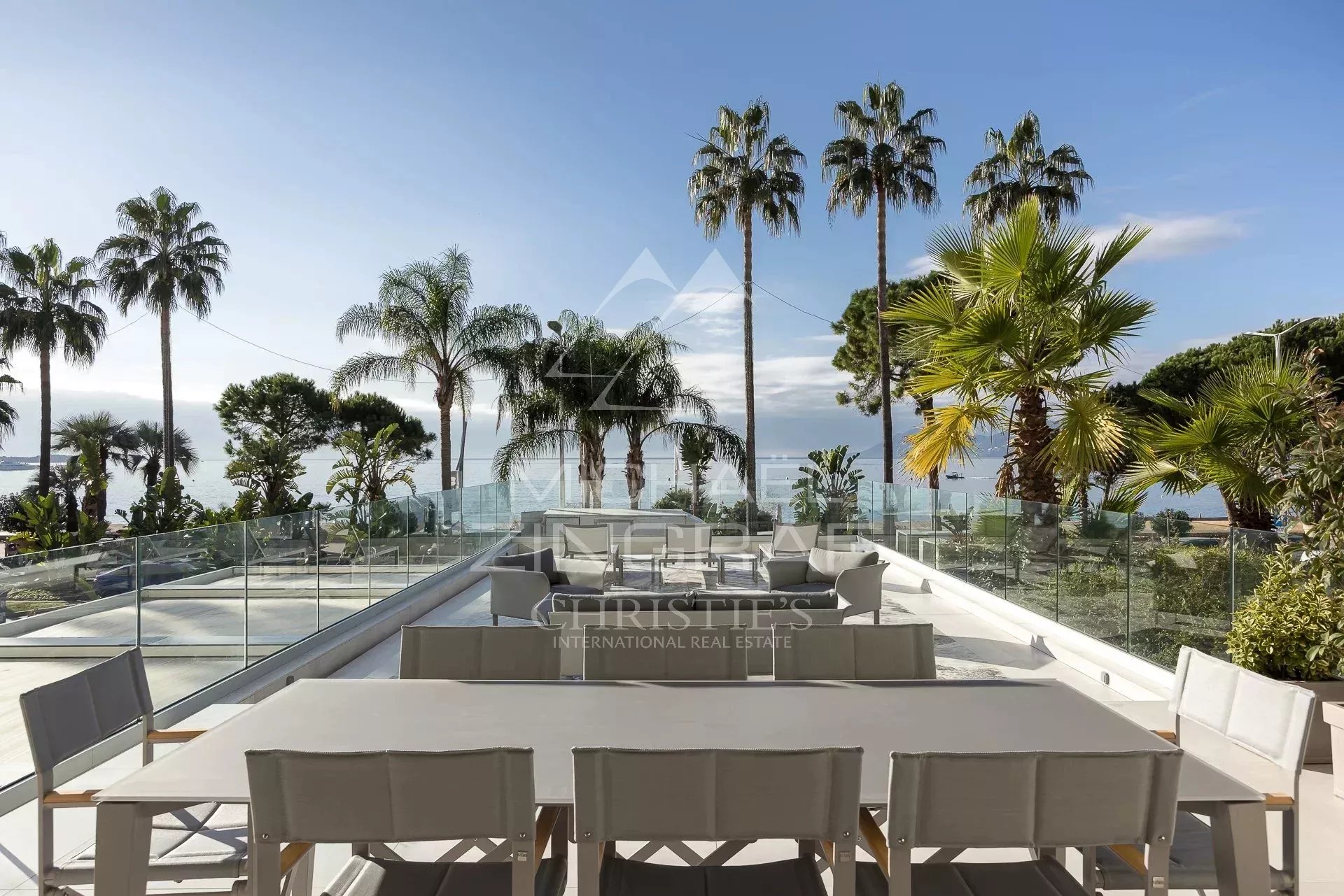 Terrace with sea view in Cannes Spacious terrace with sea and palm tree views in Cannes.