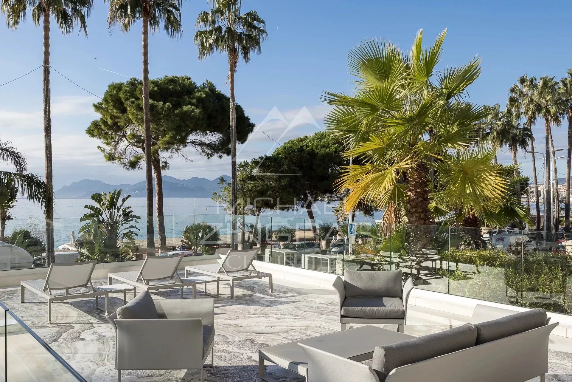 Terrace with sea view in Cannes Terrace of an apartment in Cannes with views of the sea and palm trees.