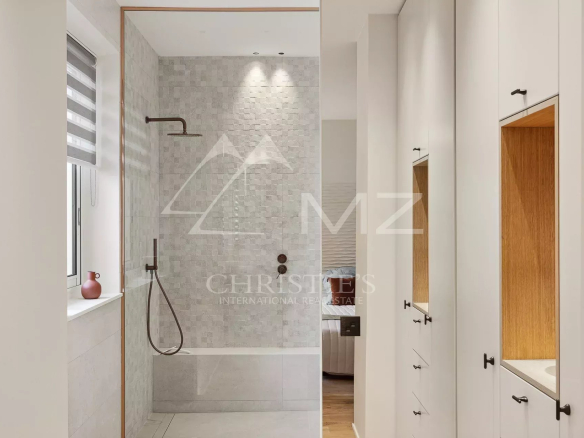 Salle de bain moderne avec douche et carrelage en mosaïque