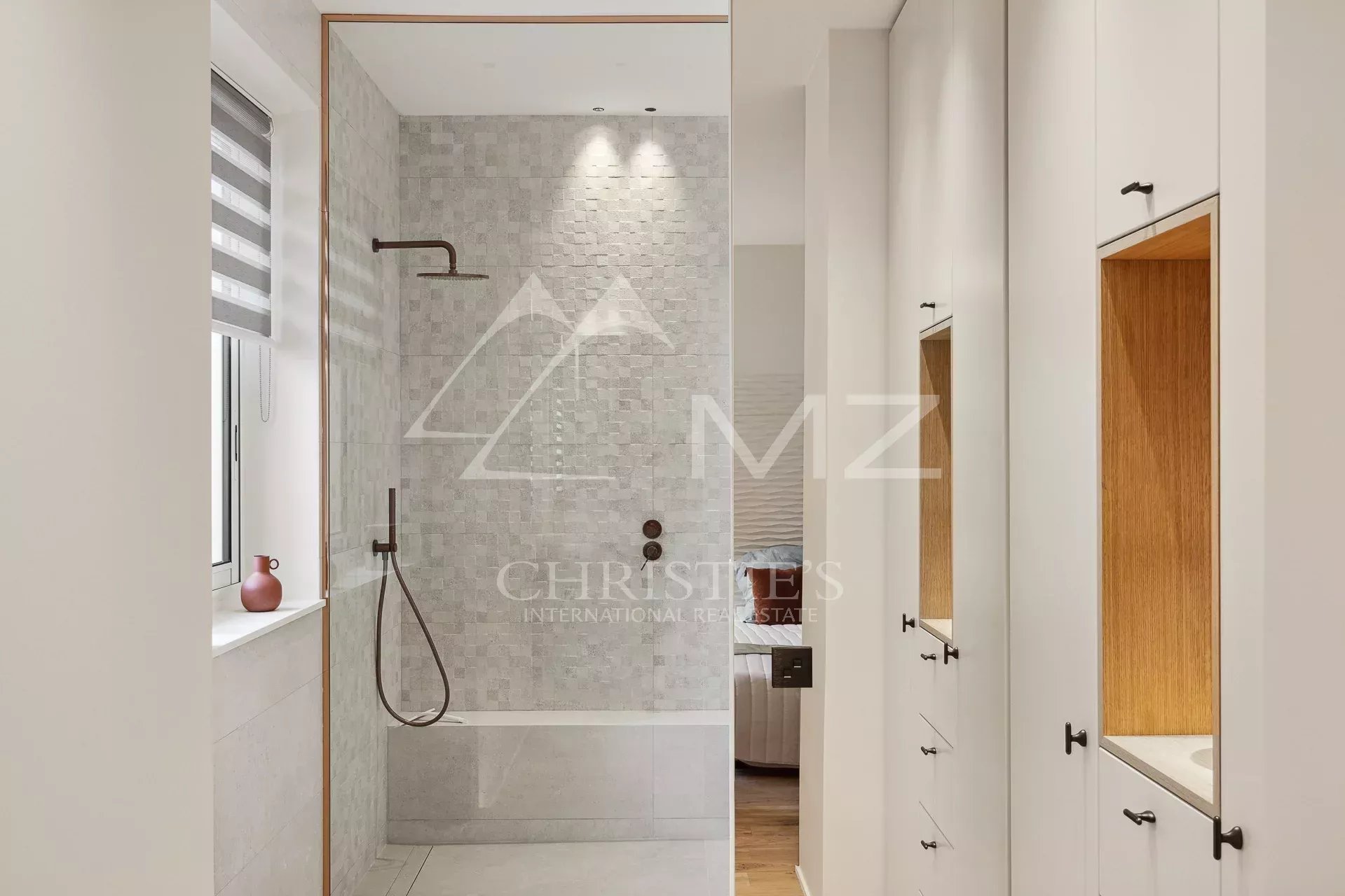 Salle de bain moderne avec douche et carrelage en mosaïque