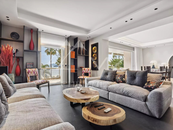 Salon spacieux d'un appartement à Cannes avec vue sur la mer et décoration moderne.