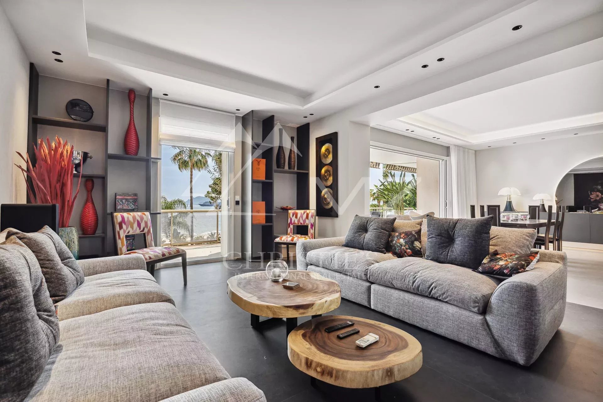 Salon spacieux d'un appartement à Cannes avec vue sur la mer et décoration moderne.