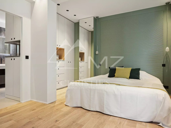 Chambre d'un appartement luxueux à Cannes avec décoration moderne et lit double.