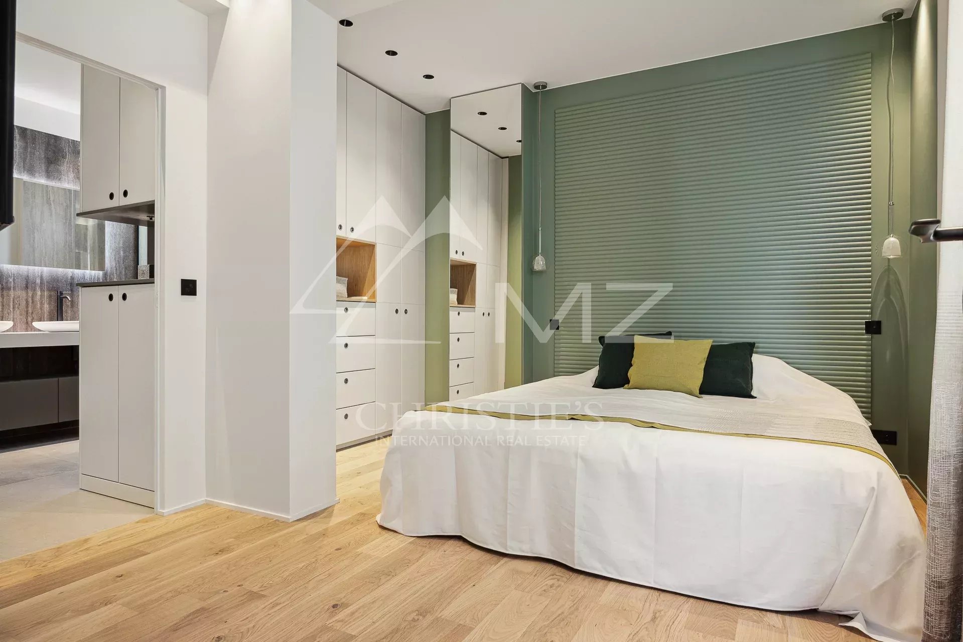 Chambre d'un appartement luxueux à Cannes avec décoration moderne et lit double.