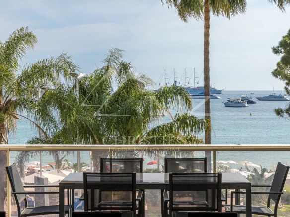 Terrasse d'un appartement à Cannes avec vue sur la mer et des yachts au large.
