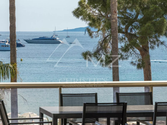 Vue panoramique sur la mer depuis une terrasse avec des bateaux au large à Cannes.