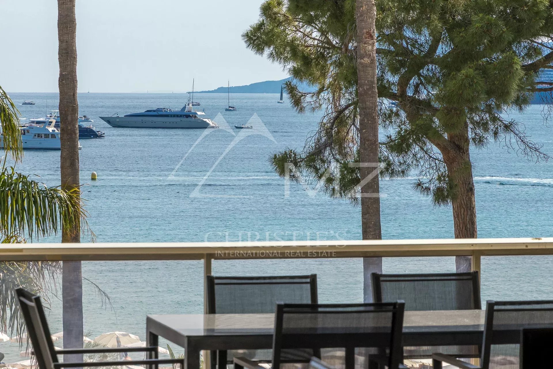 Vue panoramique sur la mer depuis une terrasse avec des bateaux au large à Cannes.