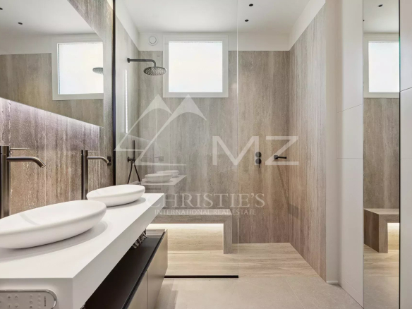 Salle de douche moderne avec double vasque et douche à l'italienne dans un appartement à Cannes.