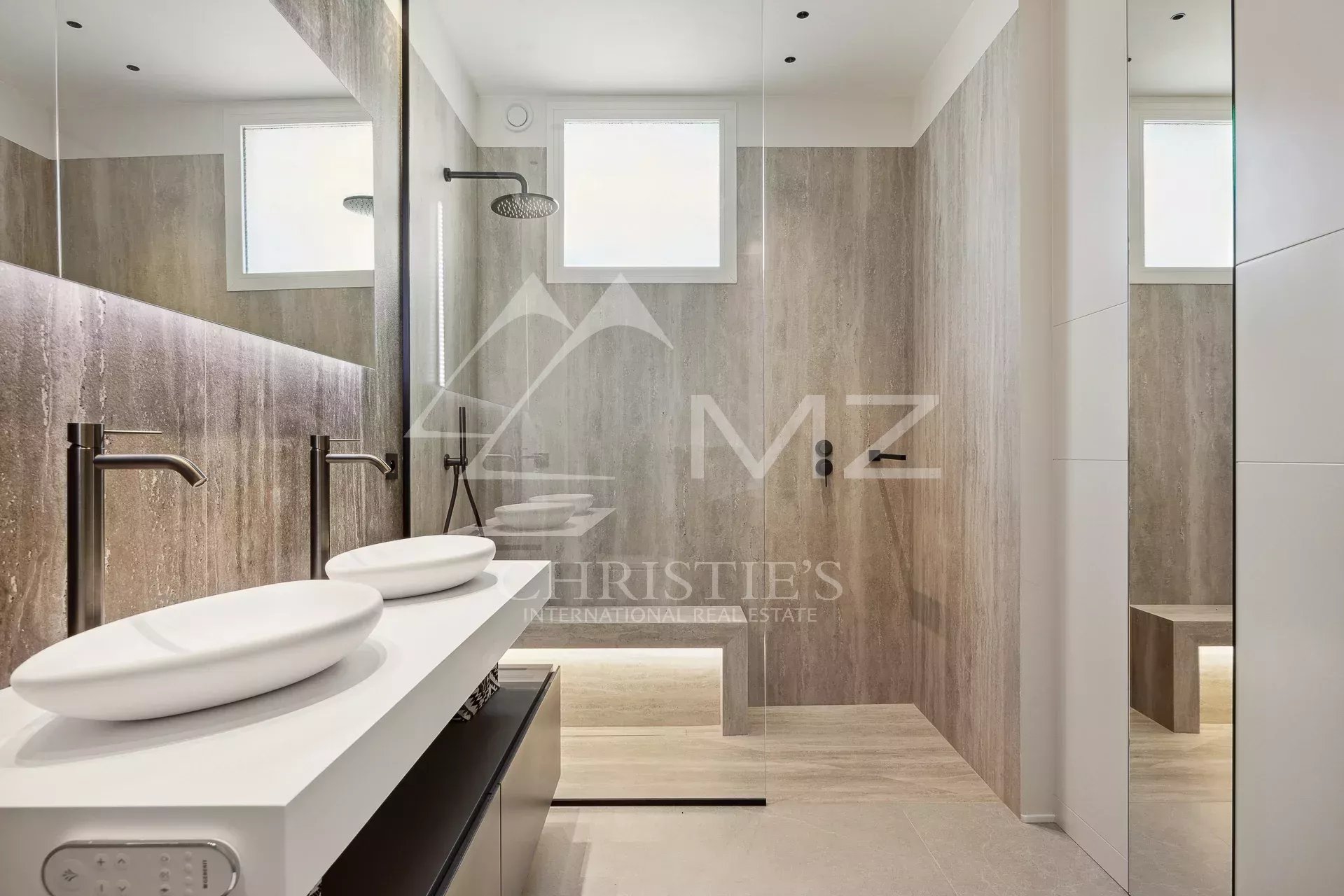 Salle de douche moderne avec double vasque et douche à l'italienne dans un appartement à Cannes.