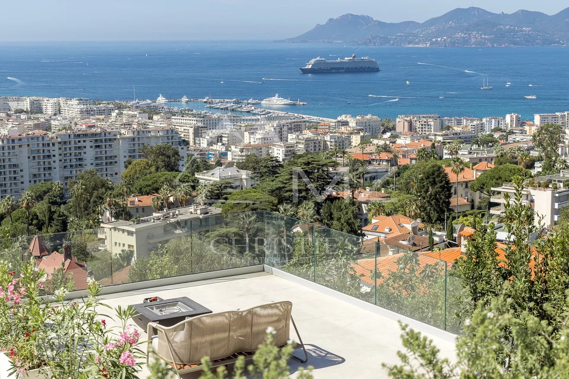Villa contemporaine avec vue sur la mer à Cannes Vue panoramique sur Cannes et la mer depuis une villa contemporaine avec terrasse.
