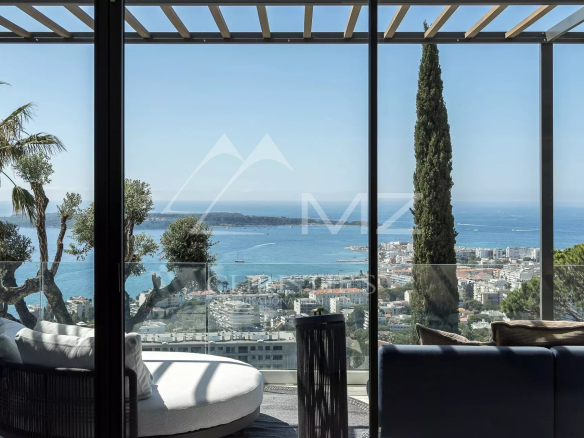 Vue panoramique sur la mer depuis l'intérieur d'une villa contemporaine à Cannes.