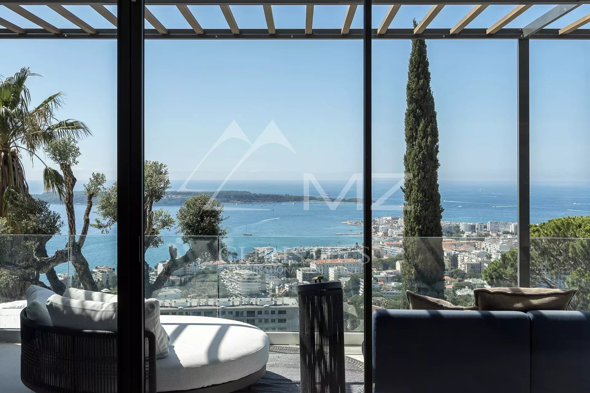 Villa contemporaine avec vue mer à Cannes Vue panoramique sur la mer depuis l'intérieur d'une villa contemporaine à Cannes.
