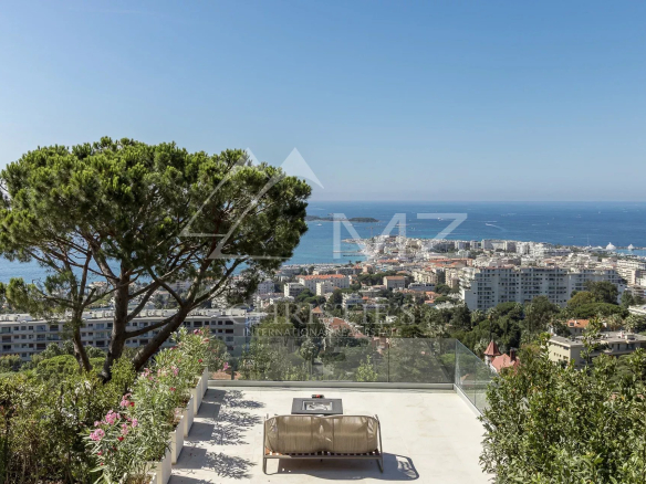 Vue panoramique sur la mer depuis une villa contemporaine à Cannes.