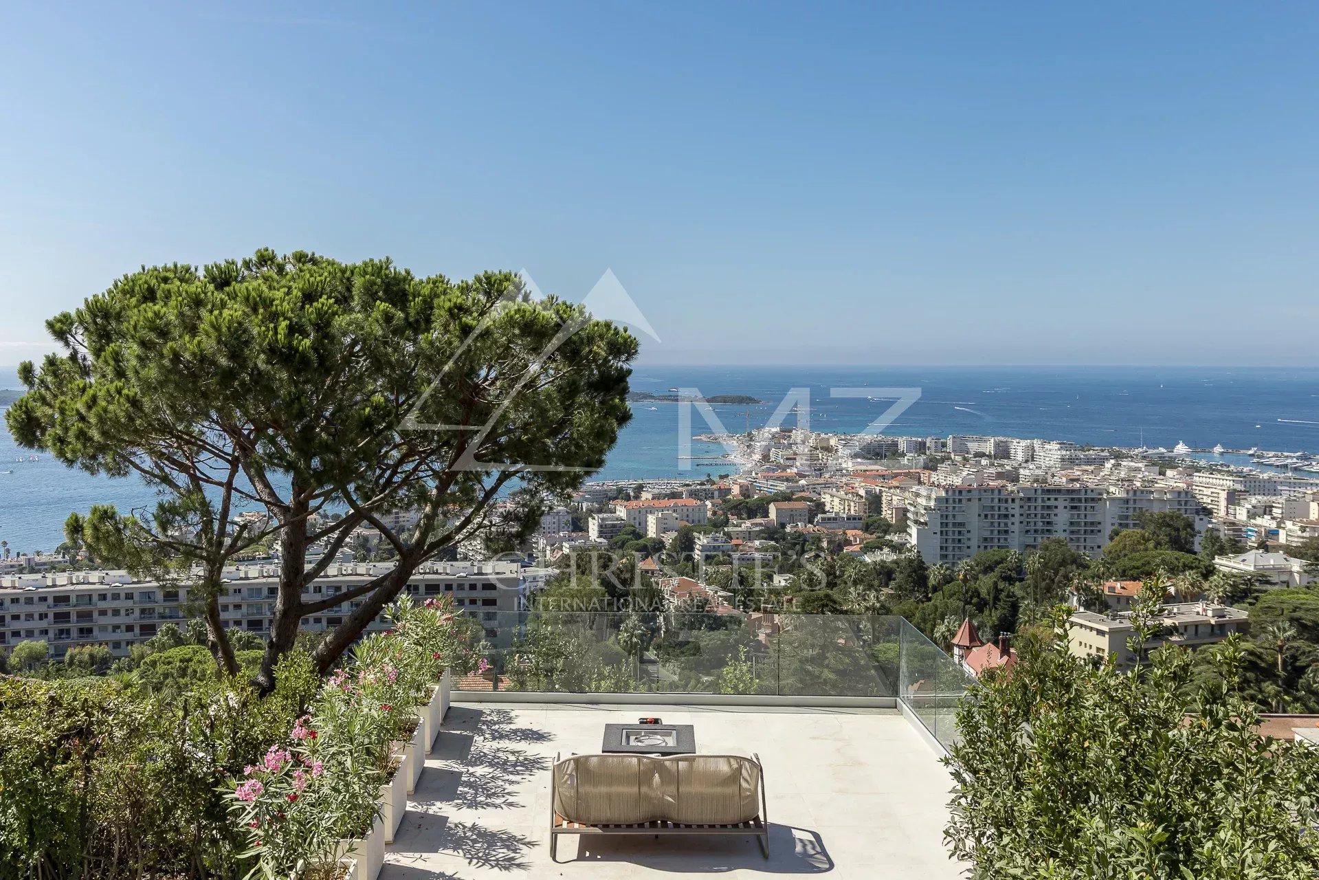 Villa contemporaine avec vue mer à Cannes Vue panoramique sur la mer depuis une villa contemporaine à Cannes.