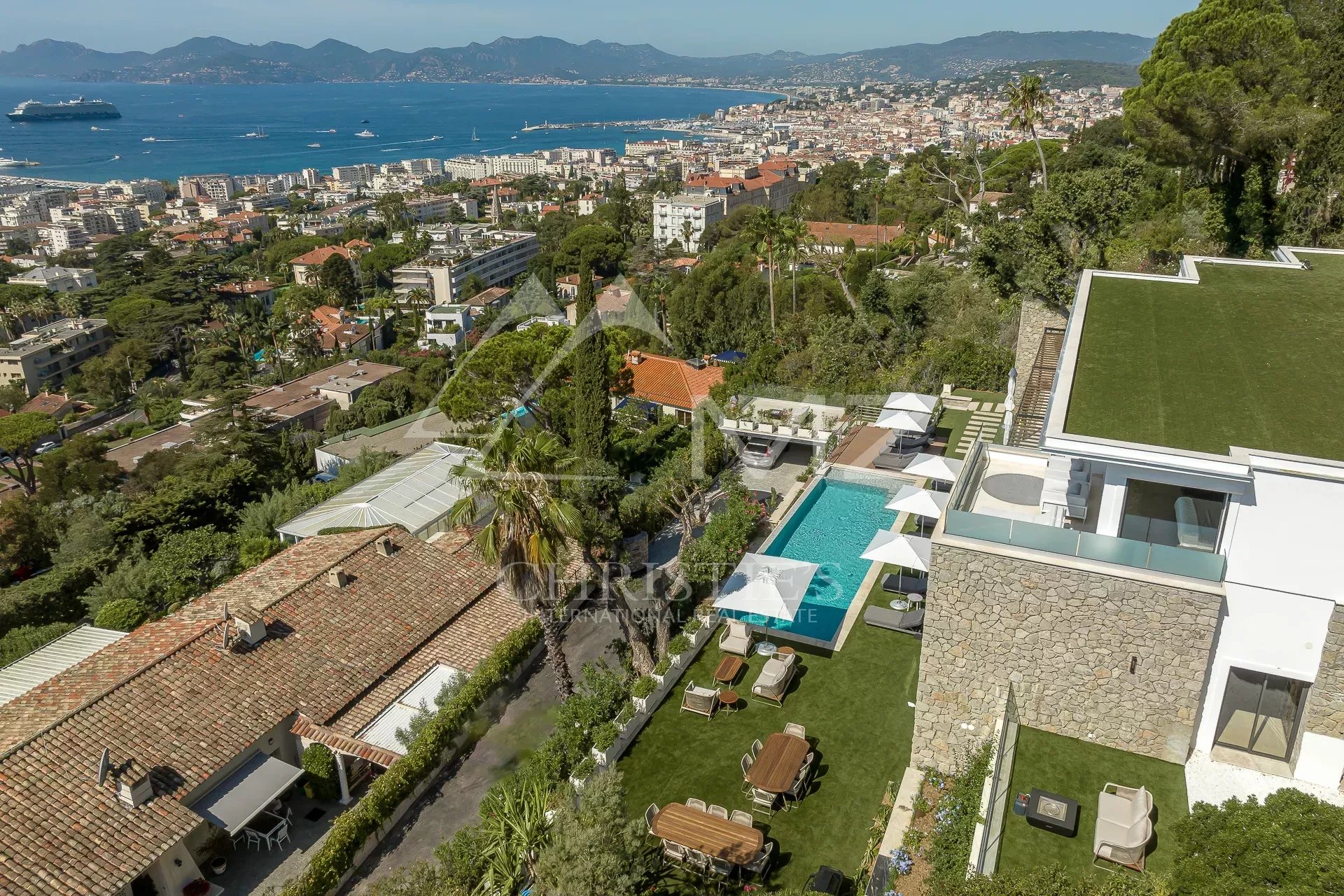 Villa contemporaine à Cannes Vue aérienne d'une villa contemporaine avec piscine et mer à Cannes.