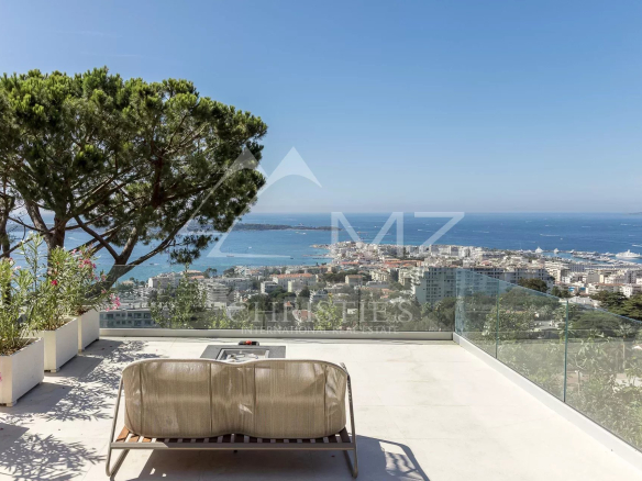 Terrasse d'une villa contemporaine avec vue panoramique sur la mer à Cannes.