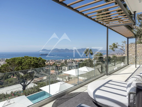 Vue panoramique sur la mer depuis une villa contemporaine à Cannes