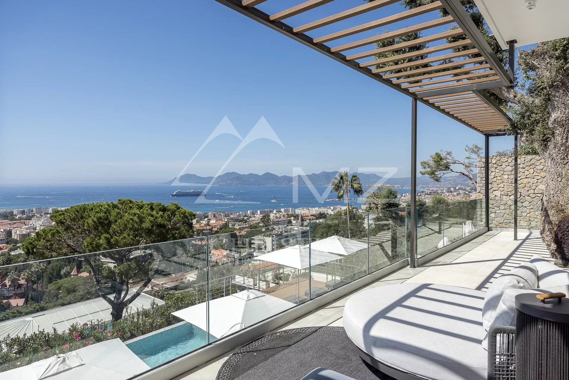 Villa contemporaine avec vue mer à Cannes Vue panoramique sur la mer depuis une villa contemporaine à Cannes