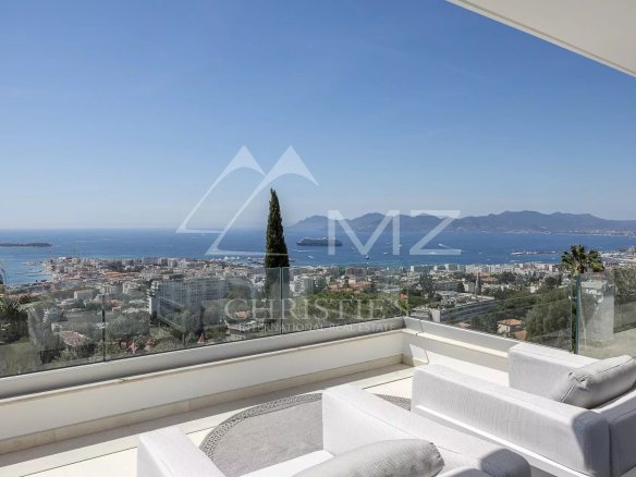 Vue panoramique sur la mer depuis une terrasse de villa contemporaine à Cannes.