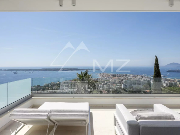 Vue panoramique sur la mer depuis une villa contemporaine à Cannes.