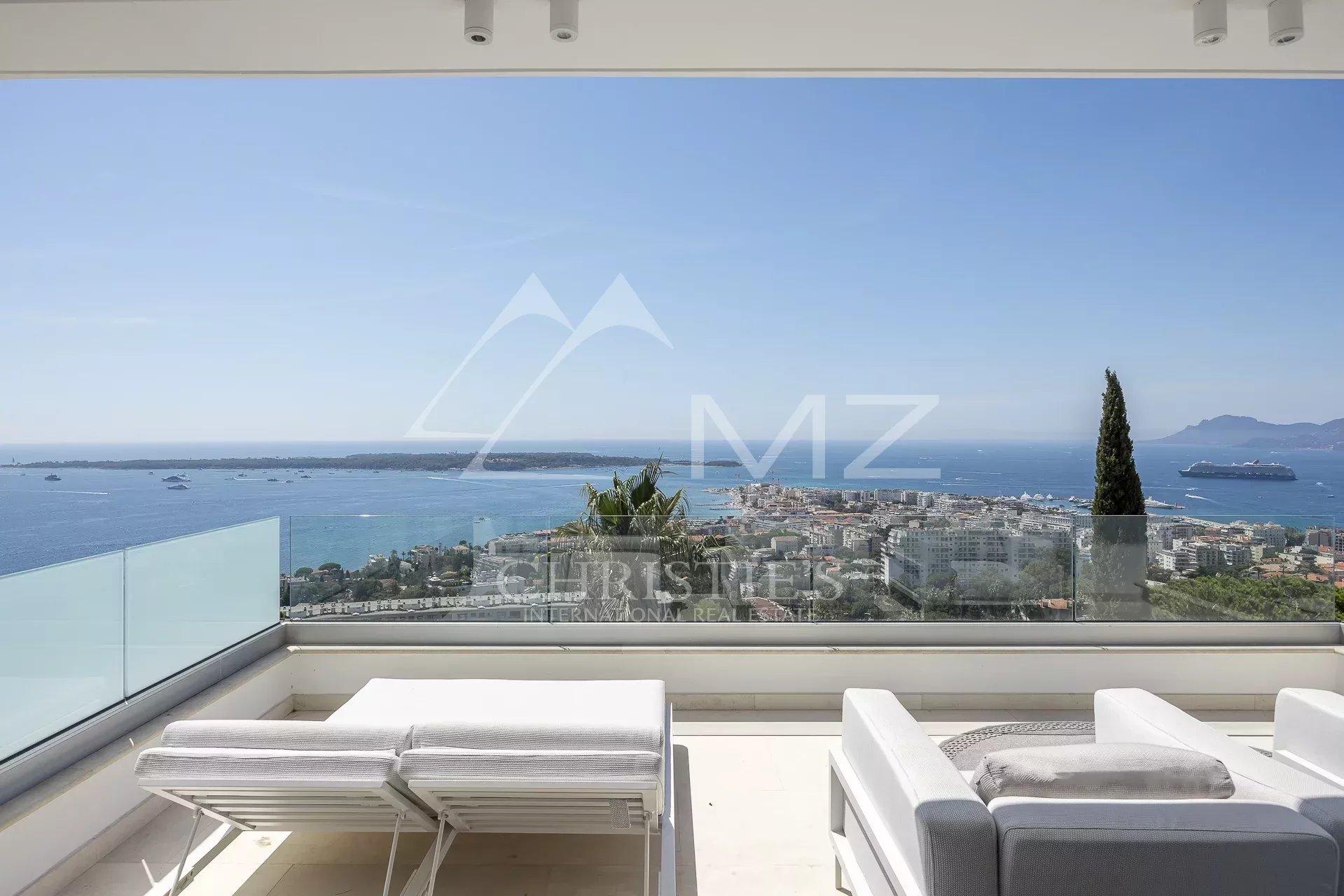 Villa contemporaine avec vue mer à Cannes Vue panoramique sur la mer depuis une villa contemporaine à Cannes.
