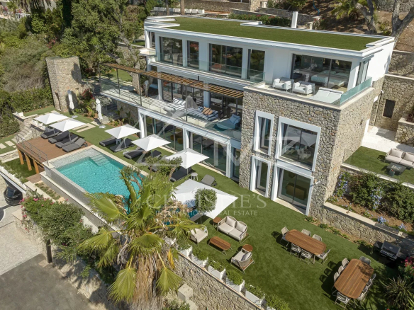 Vue aérienne d'une villa contemporaine avec piscine et terrasse à Cannes.