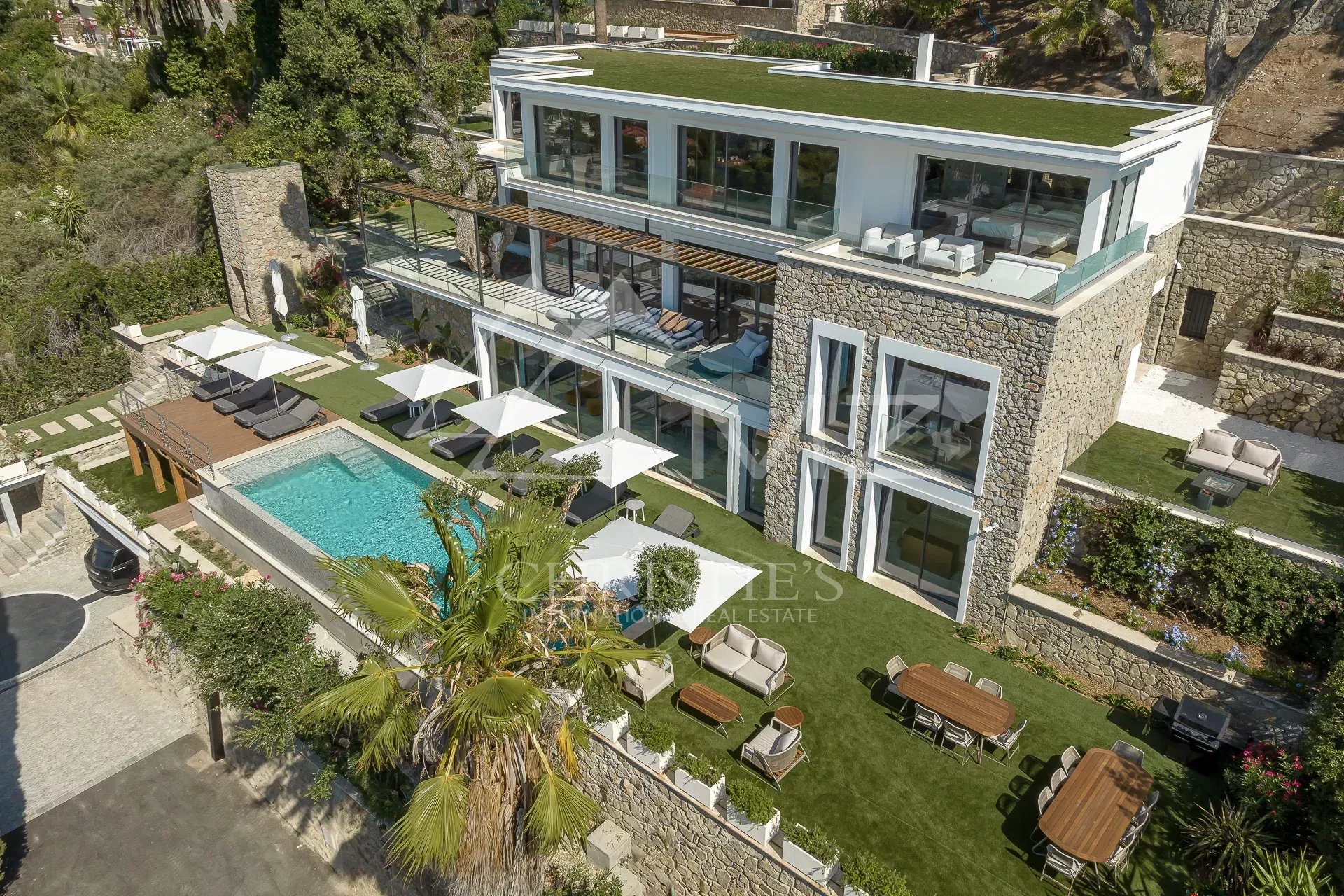 Villa contemporaine à Cannes Vue aérienne d'une villa contemporaine avec piscine et terrasse à Cannes.
