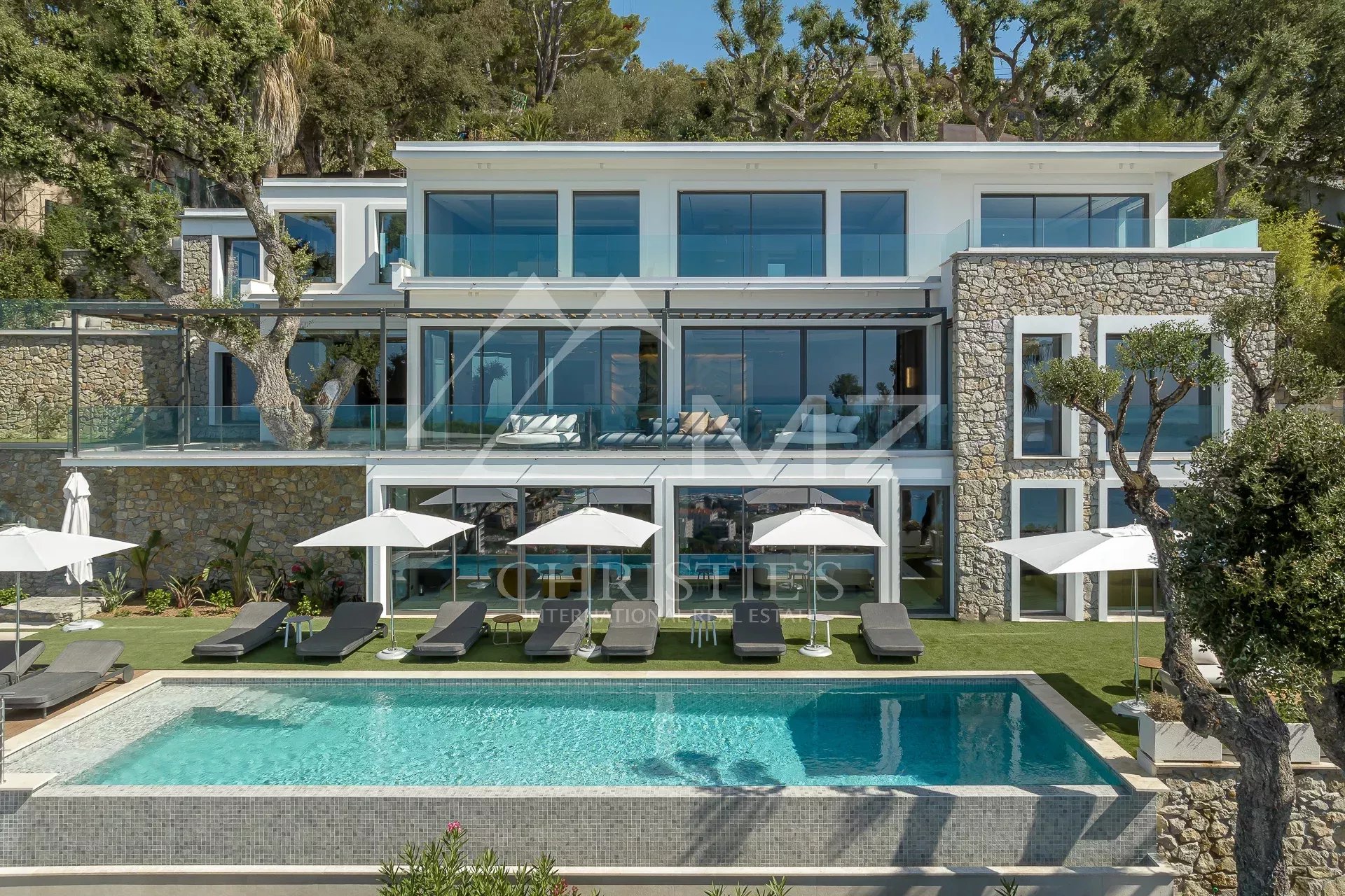 Villa contemporaine à Cannes Villa contemporaine avec piscine et vue mer à Cannes, terrasse et jardin.