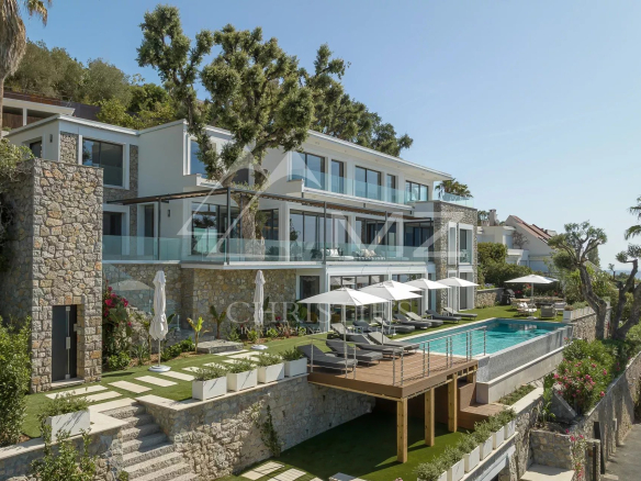 Villa contemporaine avec vue mer à Cannes, piscine et terrasse.