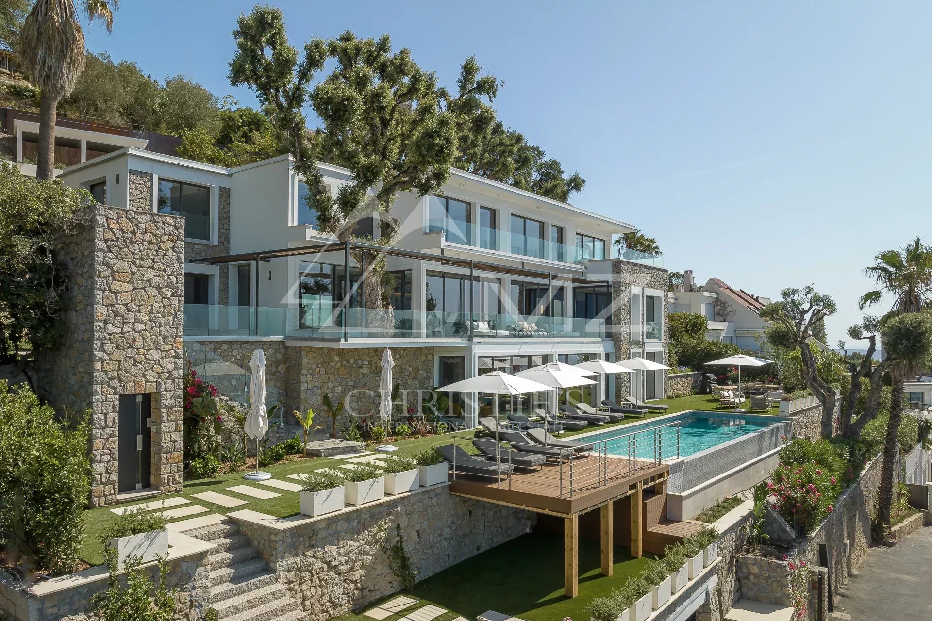 Villa contemporaine à Cannes Villa contemporaine avec vue mer à Cannes, piscine et terrasse.