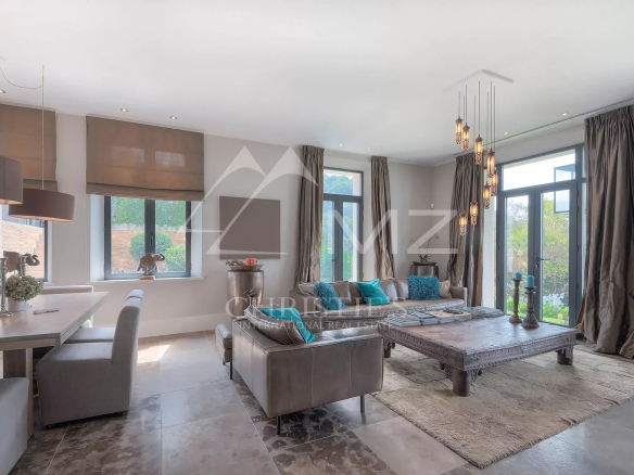 Intérieur d'une élégante demeure à Cannes, avec salon moderne et salle à manger.