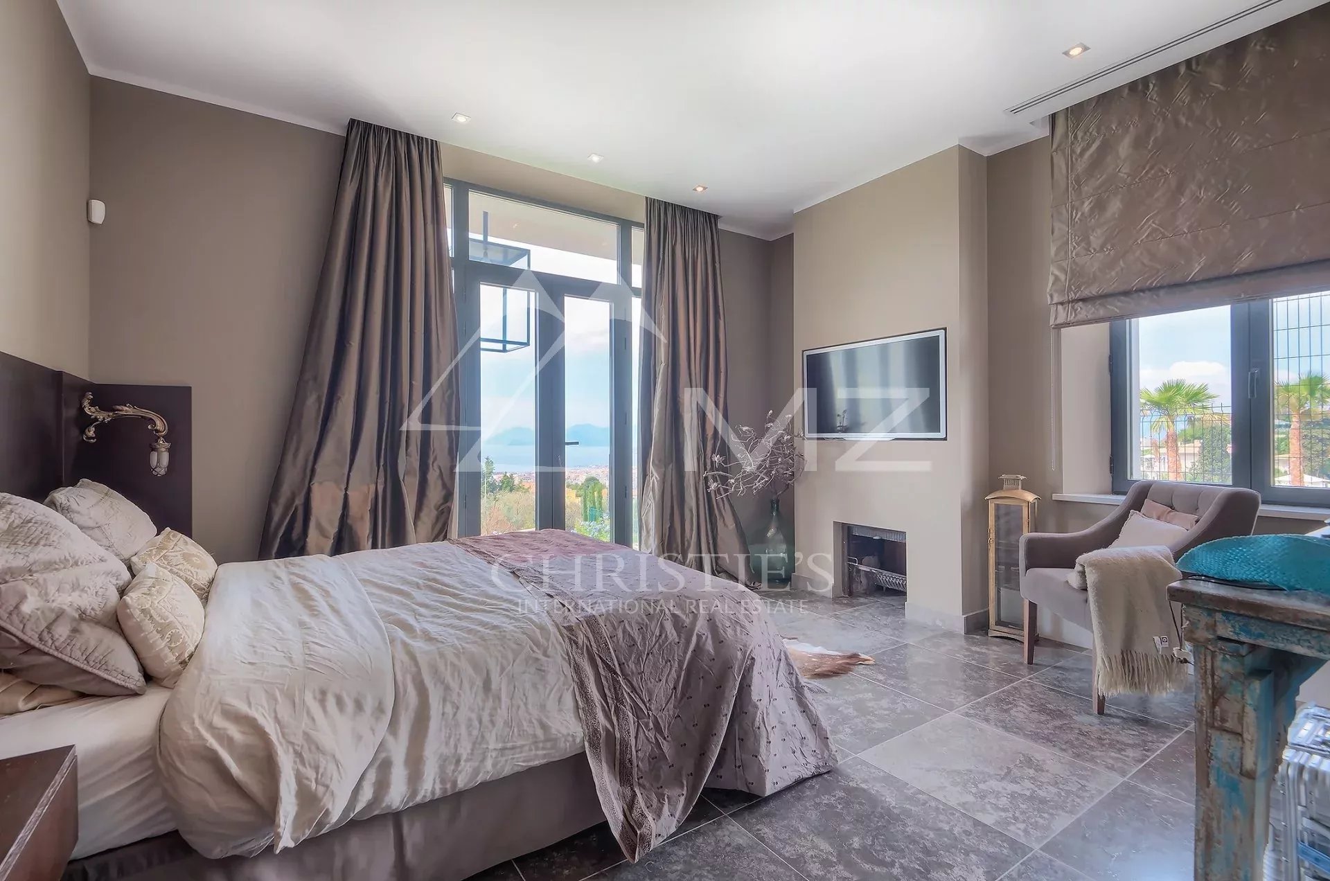 Chambre de luxe à Cannes Chambre élégante avec lit, télévision et vue à Cannes.