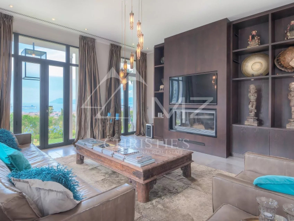 Intérieur d'une élégante demeure à Cannes avec salon moderne et vue sur la mer.