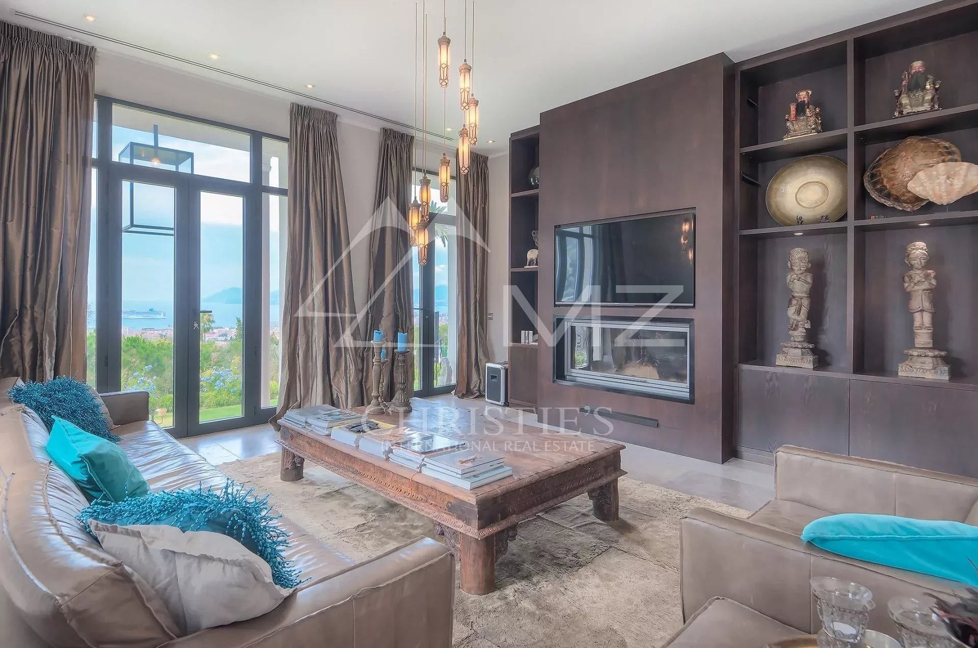 Demeure de Maître à Cannes Intérieur d'une élégante demeure à Cannes avec salon moderne et vue sur la mer.