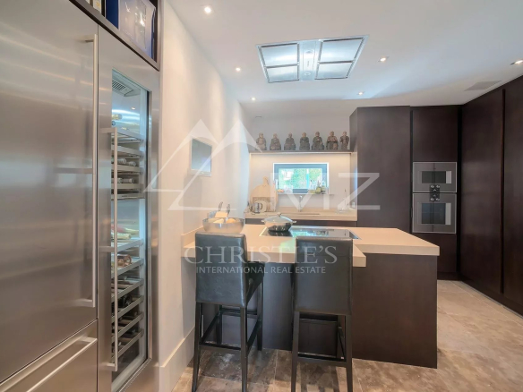 Cuisine moderne d'une maison rénovée à Cannes, avec un îlot central et des équipements de qualité.