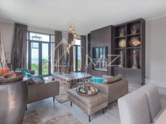 Intérieur d'une élégante demeure à Cannes avec salon moderne et décoration raffinée.