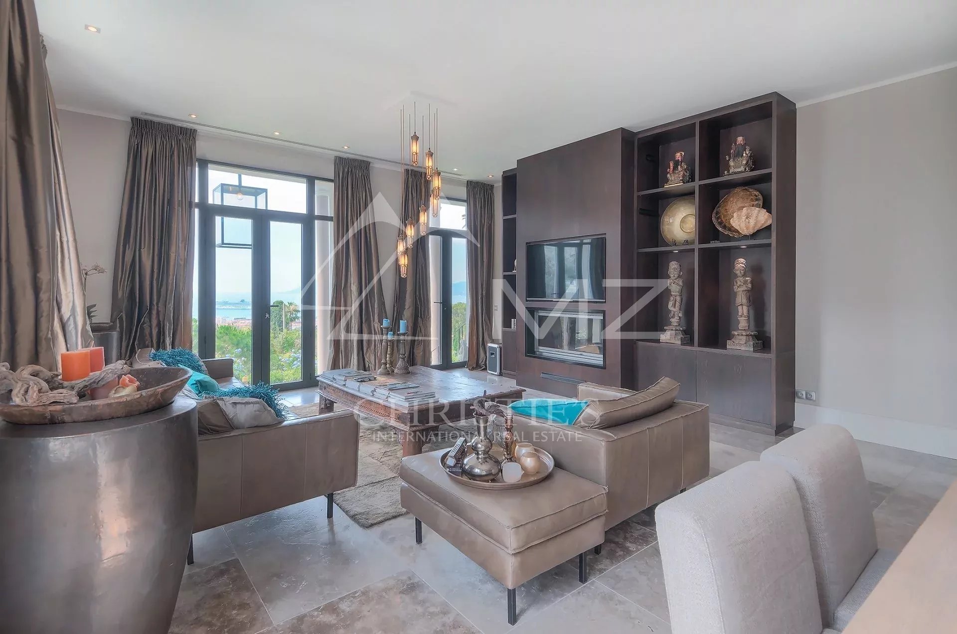 Intérieur d’une demeure de maître à Cannes Intérieur d'une élégante demeure à Cannes avec salon moderne et décoration raffinée.