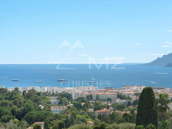 Vue panoramique sur Cannes et la mer Méditerranée depuis une villa élégante.