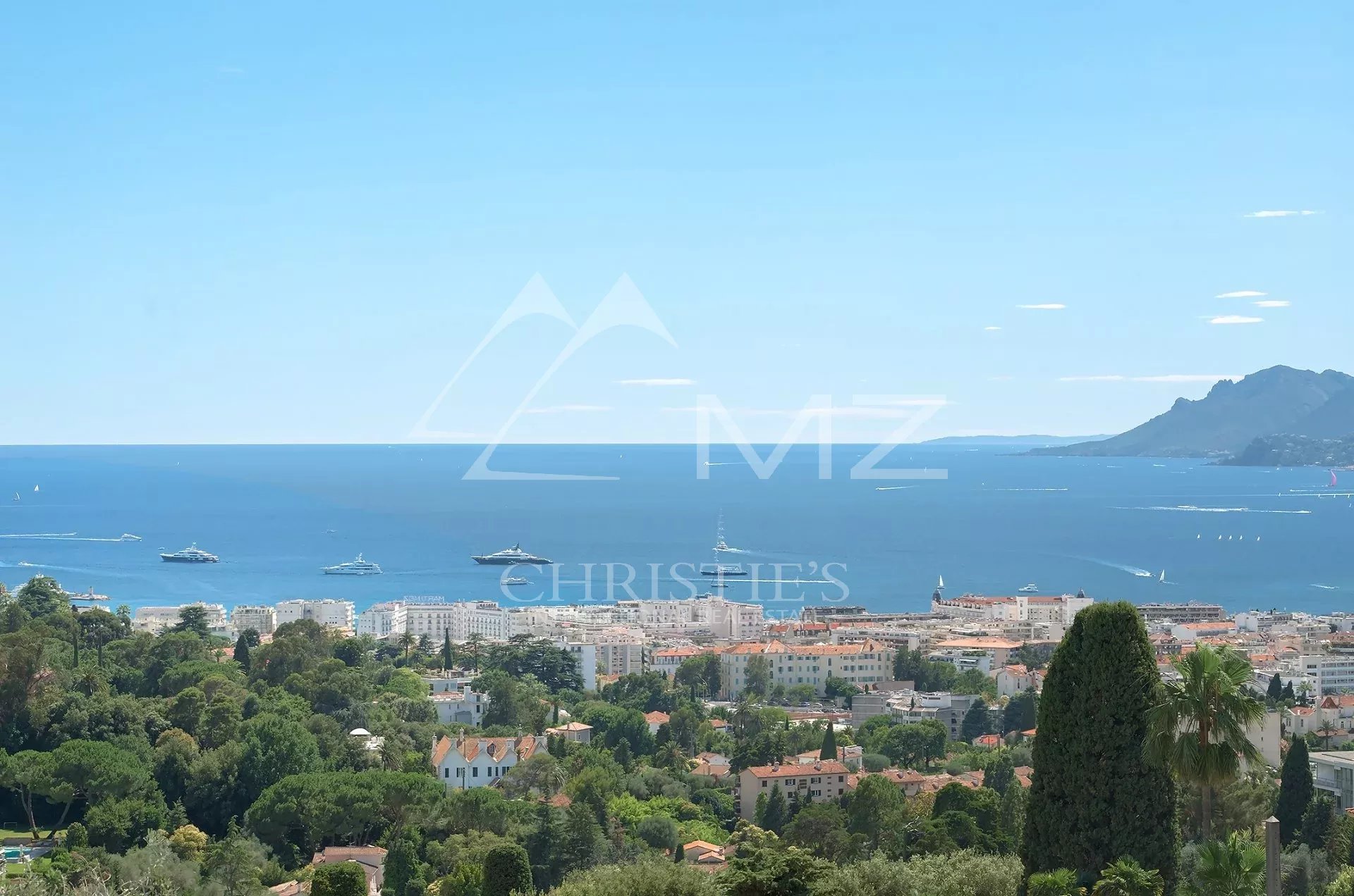 Vue sur Cannes et la Méditerranée Vue panoramique sur Cannes et la mer Méditerranée depuis une villa élégante.