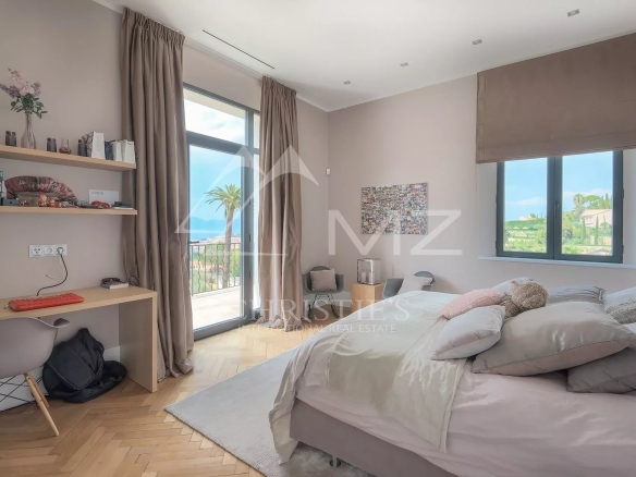Chambre élégante dans une demeure rénovée à Cannes, avec vue sur la nature.