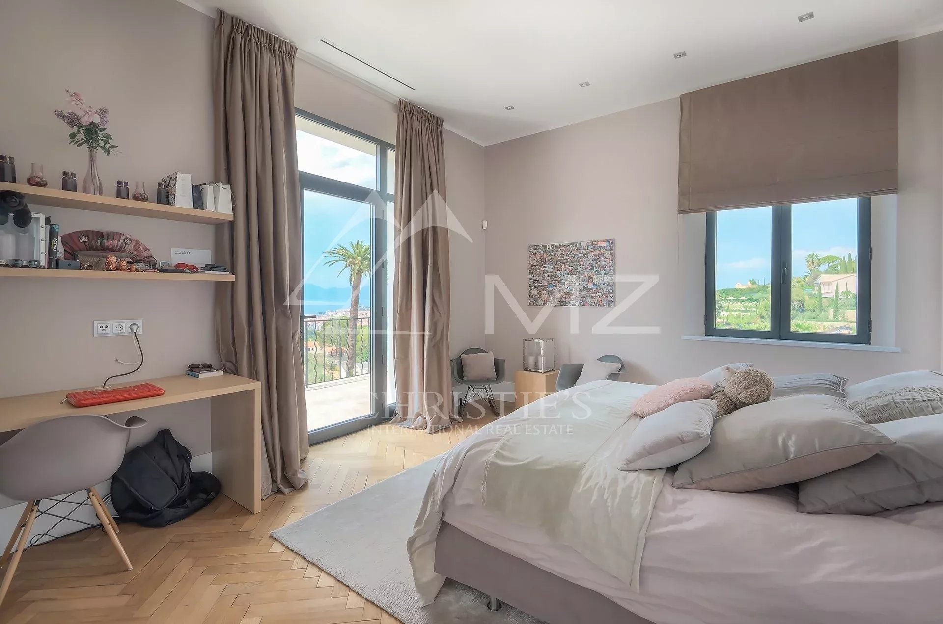 Chambre élégante à Cannes Chambre élégante dans une demeure rénovée à Cannes, avec vue sur la nature.