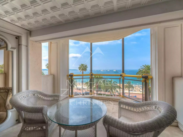 Vue depuis un appartement de luxe à Cannes avec terrasse et mer en arrière-plan.
